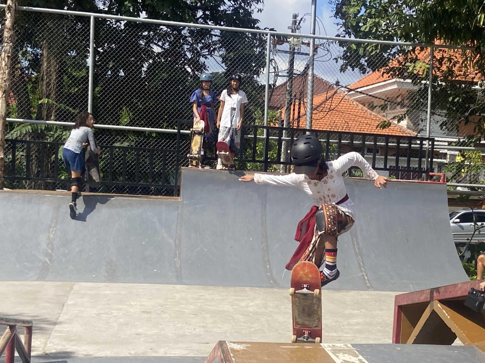 Skater Perempuan Bali Main Skateboard Sambil Berkebaya di Hari Kartini